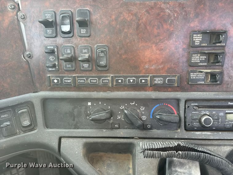 image for item EU6498 2007 Freightliner Century Class semi truck