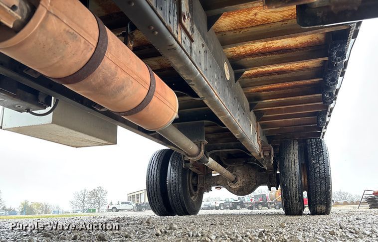 image for item EV3362 1998 Ford F700 flatbed truck