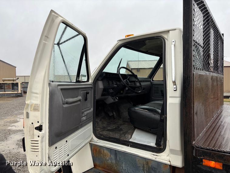 image for item EV3362 1998 Ford F700 flatbed truck