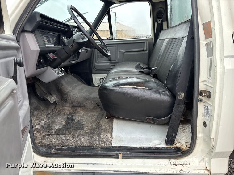 image for item EV3362 1998 Ford F700 flatbed truck