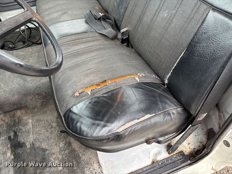 image for item EV3362 1998 Ford F700 flatbed truck