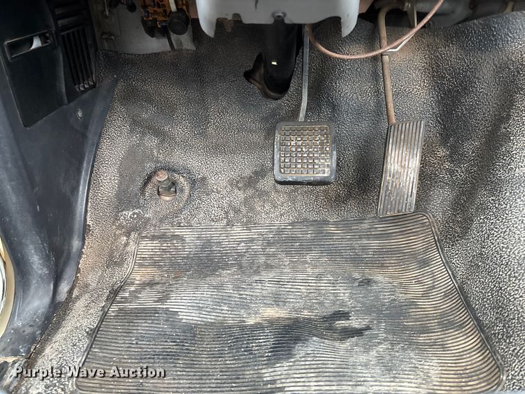 image for item EV3362 1998 Ford F700 flatbed truck