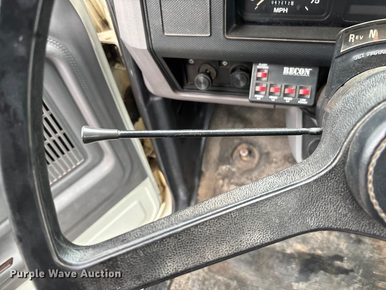 image for item EV3362 1998 Ford F700 flatbed truck