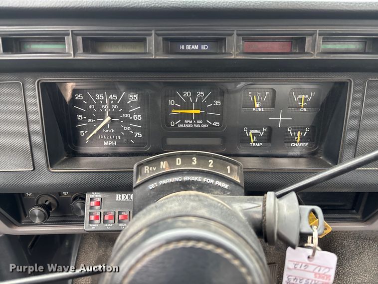 image for item EV3362 1998 Ford F700 flatbed truck