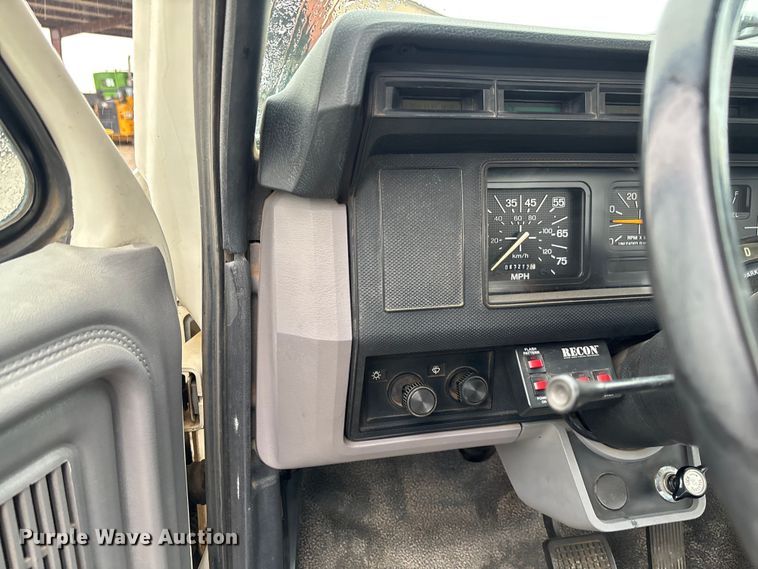 image for item EV3362 1998 Ford F700 flatbed truck