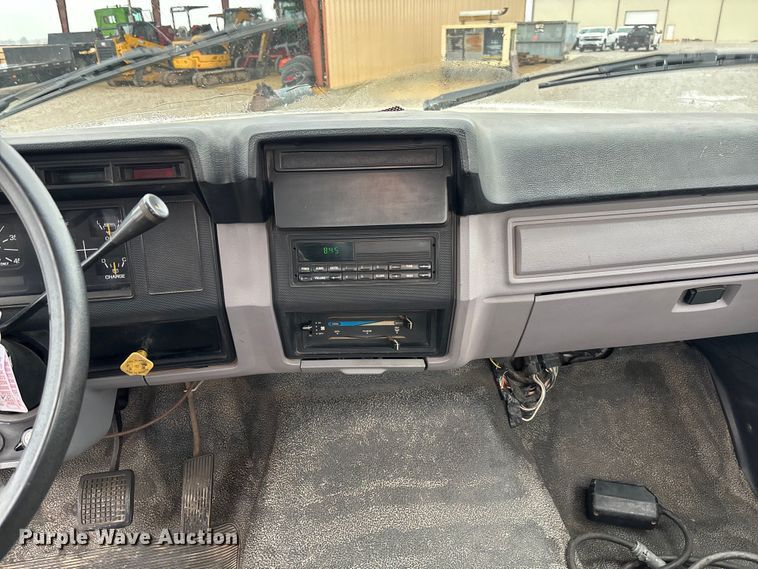 image for item EV3362 1998 Ford F700 flatbed truck