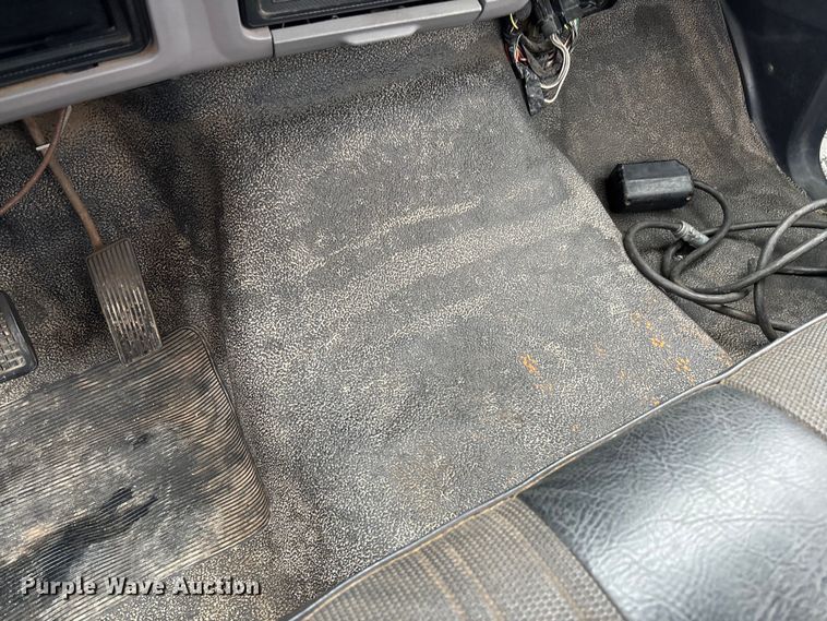 image for item EV3362 1998 Ford F700 flatbed truck