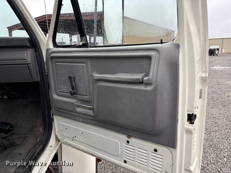 image for item EV3362 1998 Ford F700 flatbed truck