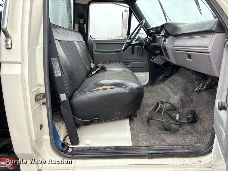 image for item EV3362 1998 Ford F700 flatbed truck