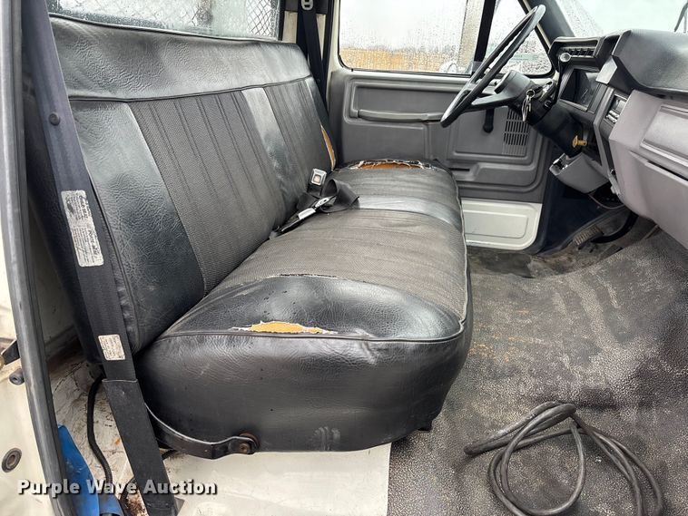 image for item EV3362 1998 Ford F700 flatbed truck