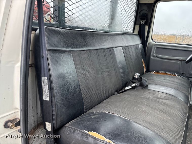 image for item EV3362 1998 Ford F700 flatbed truck