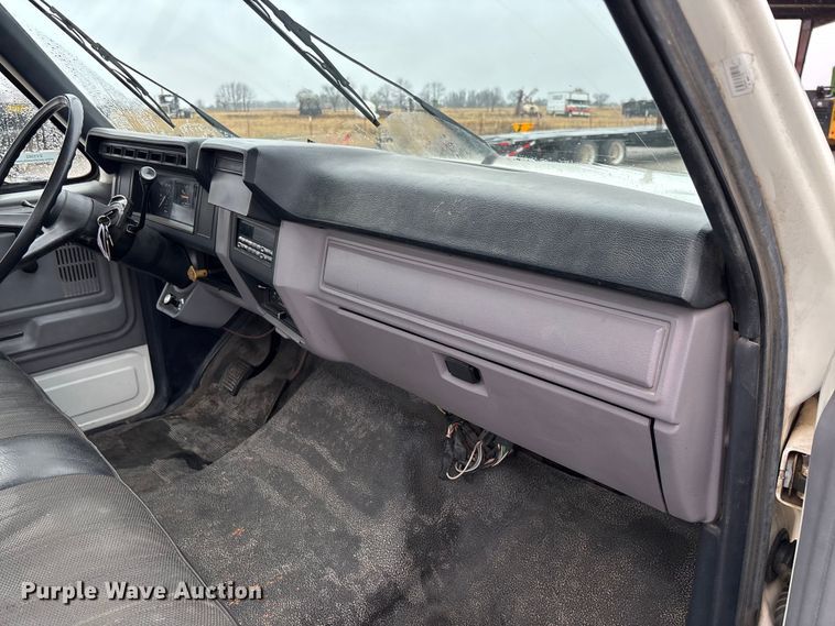 image for item EV3362 1998 Ford F700 flatbed truck