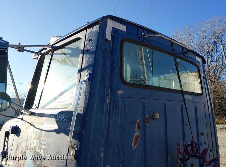 image for item FK0898 1994 Ford L9000 Aero Max semi truck