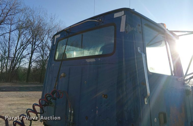 image for item FK0898 1994 Ford L9000 Aero Max semi truck