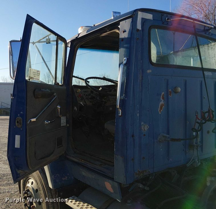 image for item FK0898 1994 Ford L9000 Aero Max semi truck