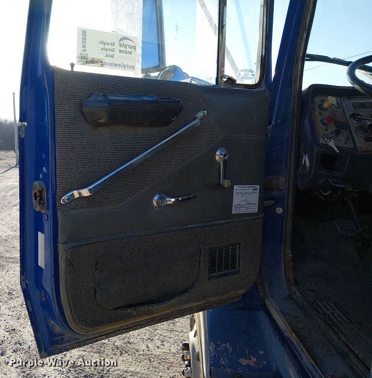 image for item FK0898 1994 Ford L9000 Aero Max semi truck