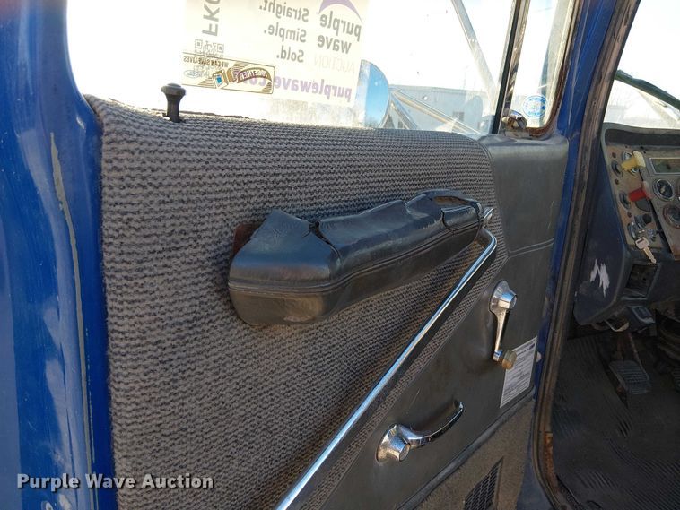 image for item FK0898 1994 Ford L9000 Aero Max semi truck