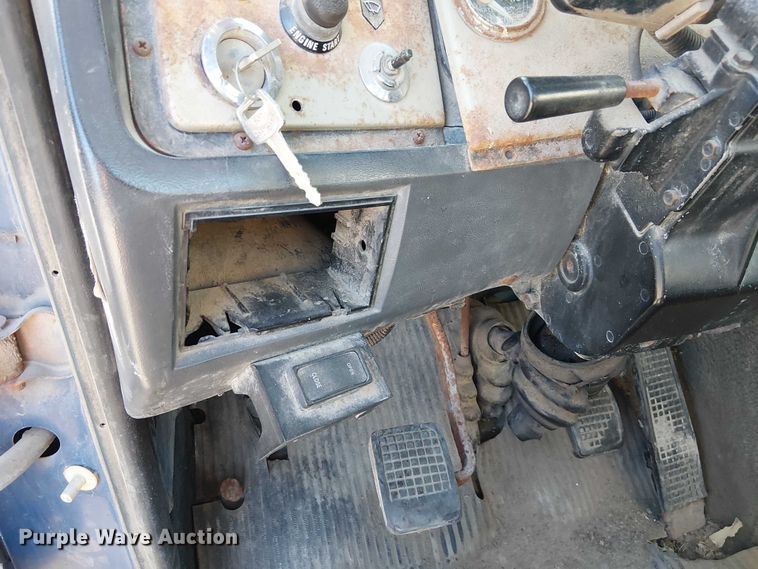 image for item FK0898 1994 Ford L9000 Aero Max semi truck