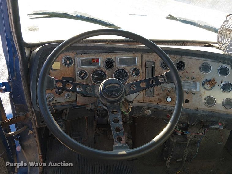 image for item FK0898 1994 Ford L9000 Aero Max semi truck