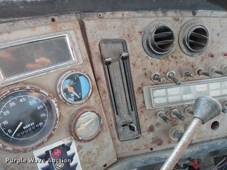 image for item FK0898 1994 Ford L9000 Aero Max semi truck