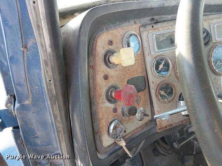 image for item FK0898 1994 Ford L9000 Aero Max semi truck