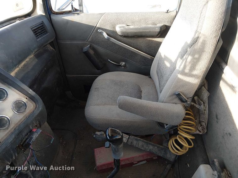 image for item FK0898 1994 Ford L9000 Aero Max semi truck