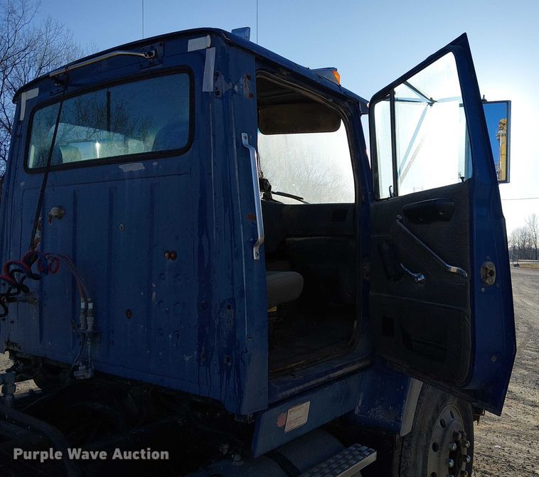 image for item FK0898 1994 Ford L9000 Aero Max semi truck