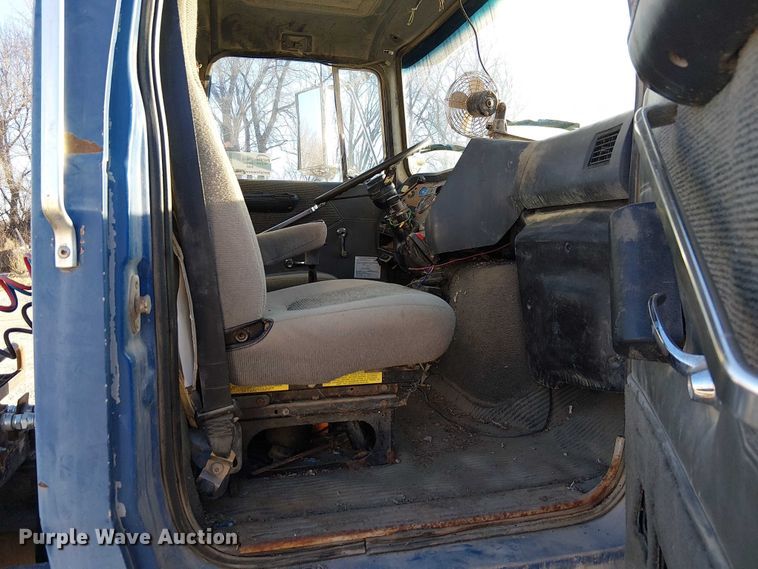 image for item FK0898 1994 Ford L9000 Aero Max semi truck