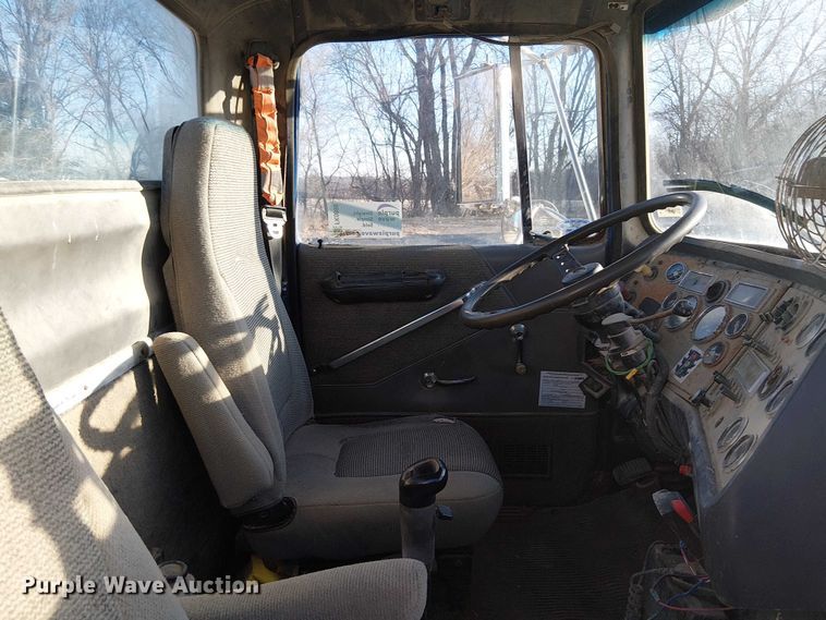 image for item FK0898 1994 Ford L9000 Aero Max semi truck