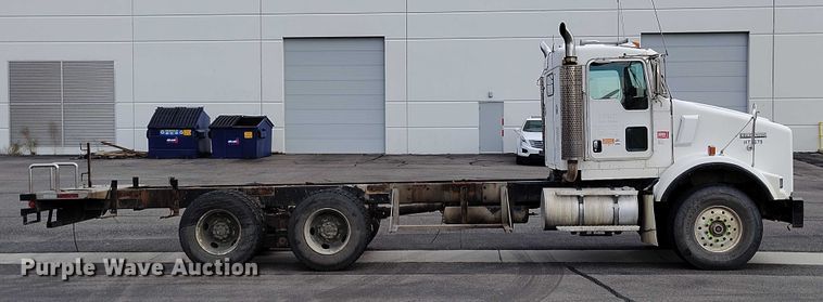 image for item IH9384 2006 Kenworth T800 truck cab and chassis