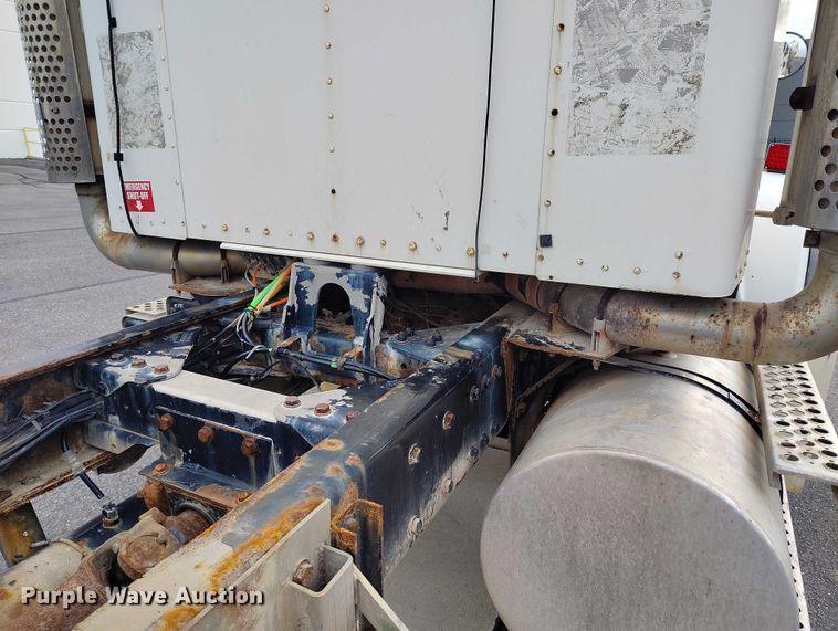 image for item IH9384 2006 Kenworth T800 truck cab and chassis