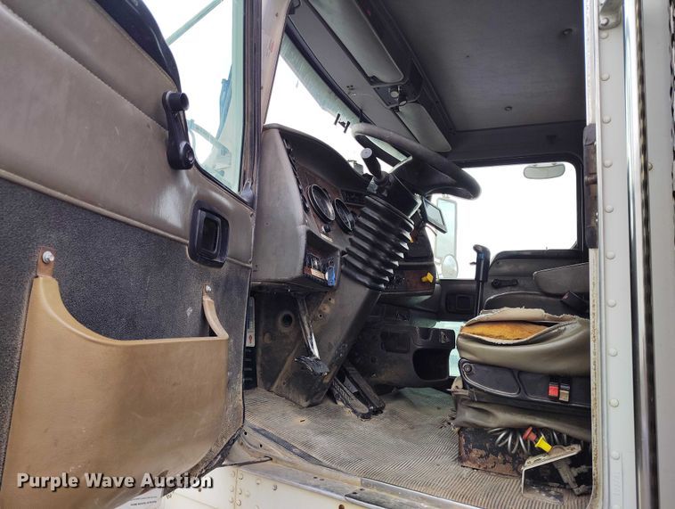 image for item IH9384 2006 Kenworth T800 truck cab and chassis