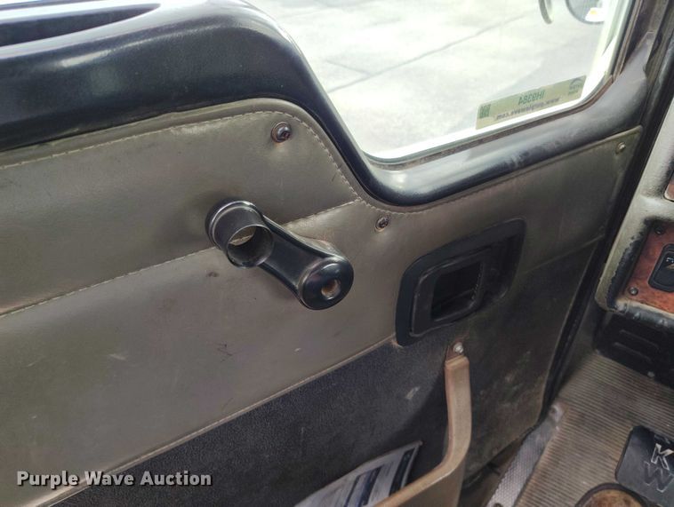 image for item IH9384 2006 Kenworth T800 truck cab and chassis