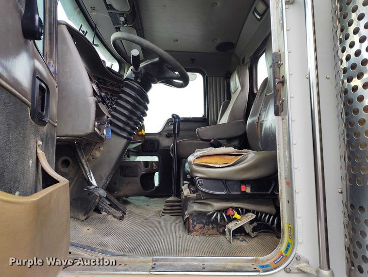 image for item IH9384 2006 Kenworth T800 truck cab and chassis