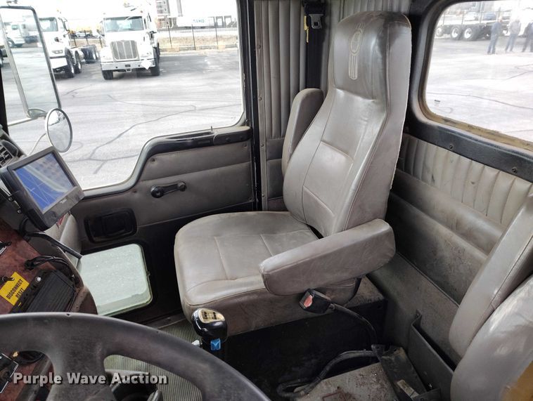 image for item IH9384 2006 Kenworth T800 truck cab and chassis
