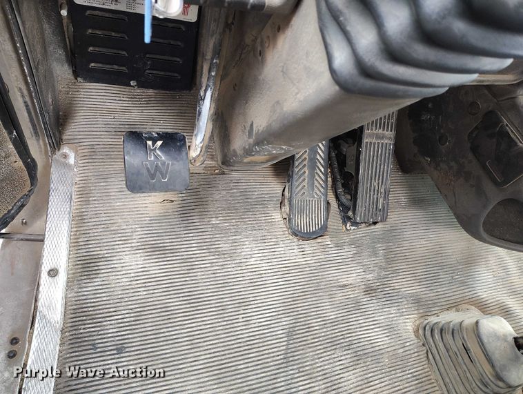 image for item IH9384 2006 Kenworth T800 truck cab and chassis