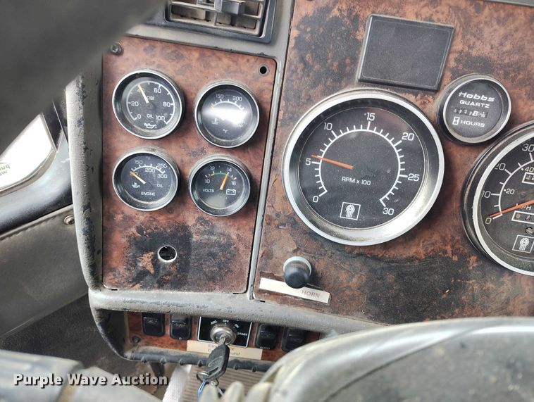 image for item IH9384 2006 Kenworth T800 truck cab and chassis