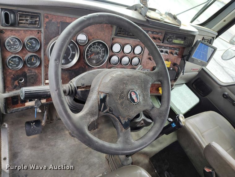 image for item IH9384 2006 Kenworth T800 truck cab and chassis