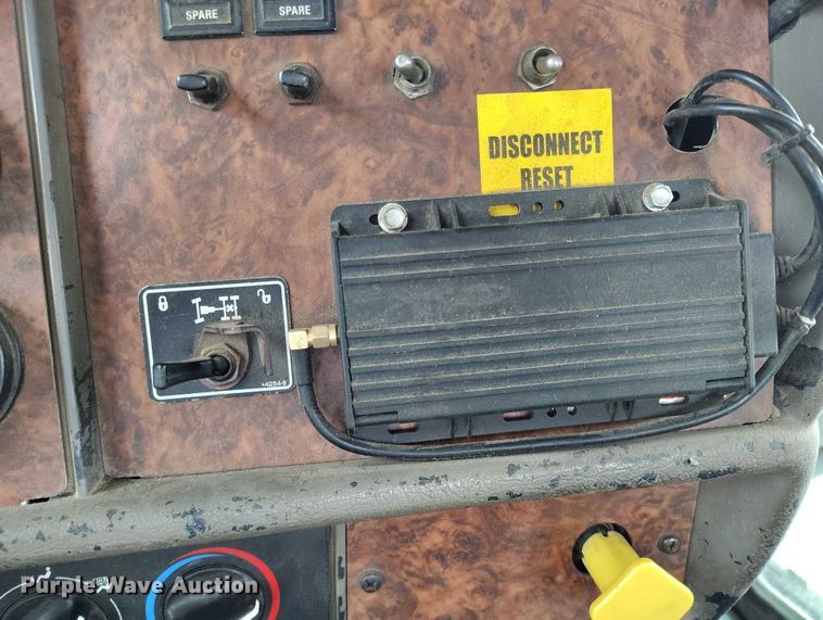 image for item IH9384 2006 Kenworth T800 truck cab and chassis