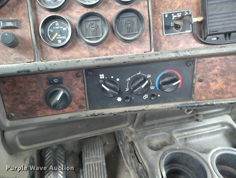 image for item IH9384 2006 Kenworth T800 truck cab and chassis