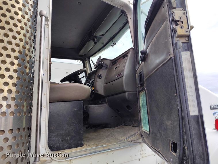 image for item IH9384 2006 Kenworth T800 truck cab and chassis