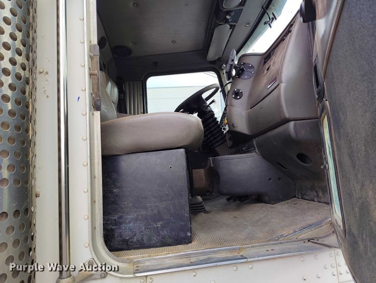 image for item IH9384 2006 Kenworth T800 truck cab and chassis