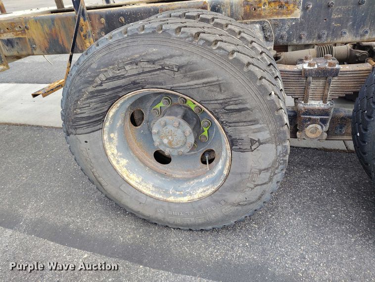 image for item IH9384 2006 Kenworth T800 truck cab and chassis