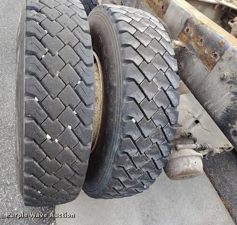 image for item IH9384 2006 Kenworth T800 truck cab and chassis