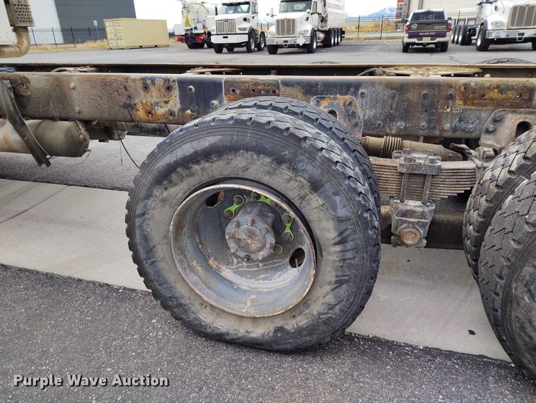 image for item IH9384 2006 Kenworth T800 truck cab and chassis