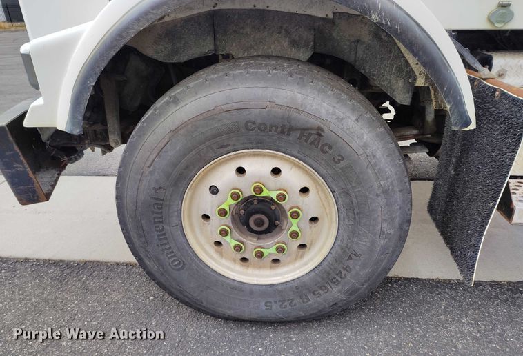 image for item IH9384 2006 Kenworth T800 truck cab and chassis