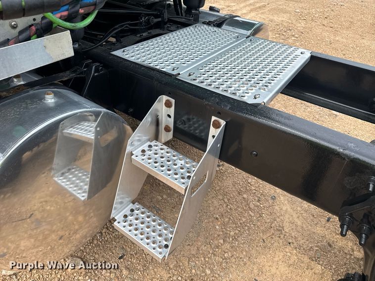 image for item YA0561 2020 International LT625 semi truck