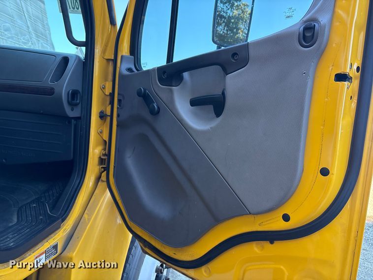 image for item YA1091 2016 Freightliner Business Class M2 box truck