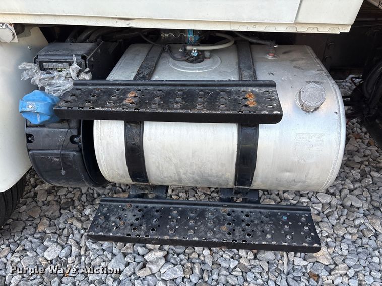 image for item YA1107 2015 International 4300 box truck