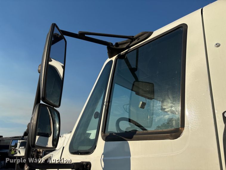 image for item YA1107 2015 International 4300 box truck